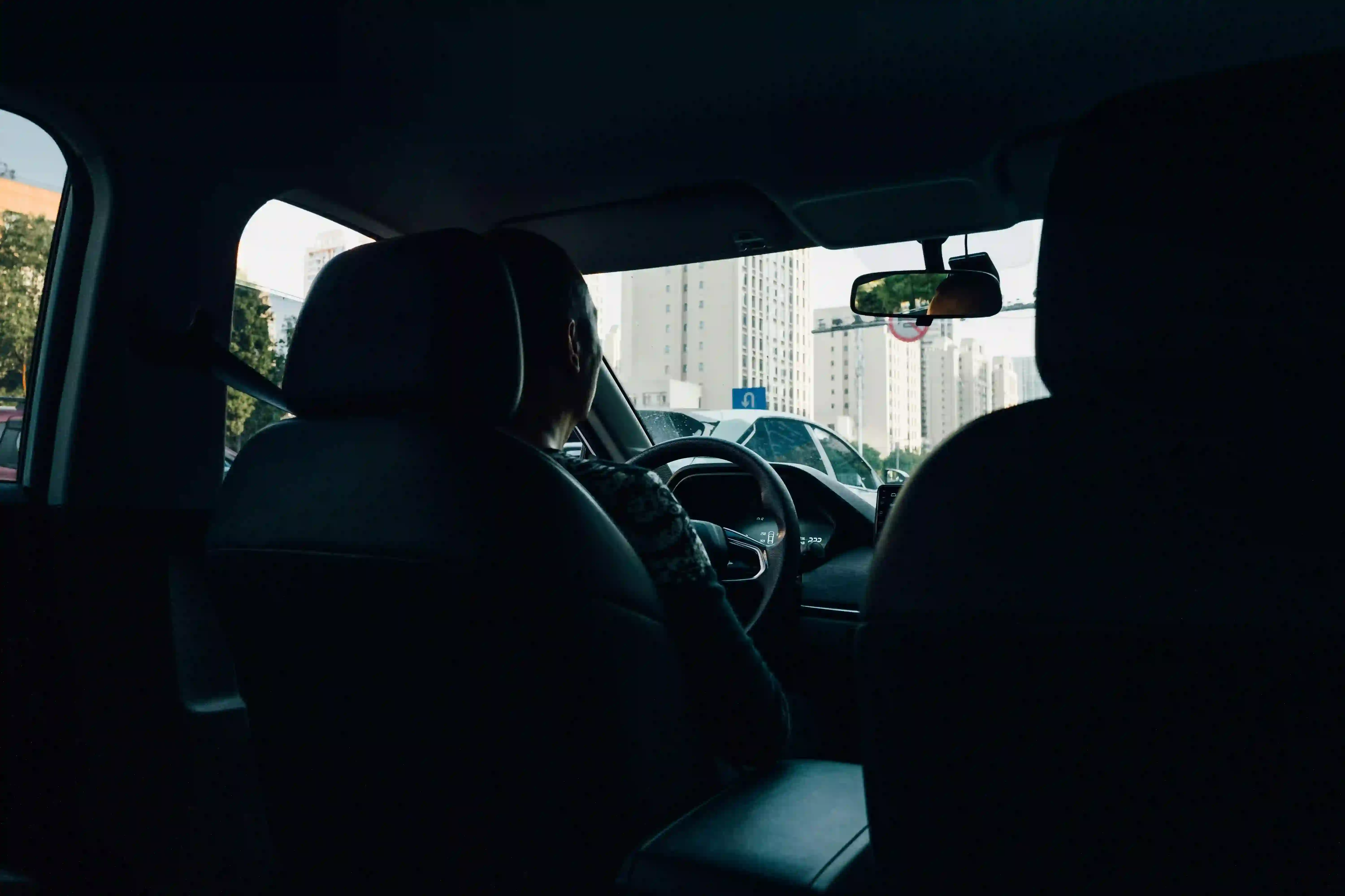 Chauffeur de taxi et VTC au volant de sa voiture vu de derrière