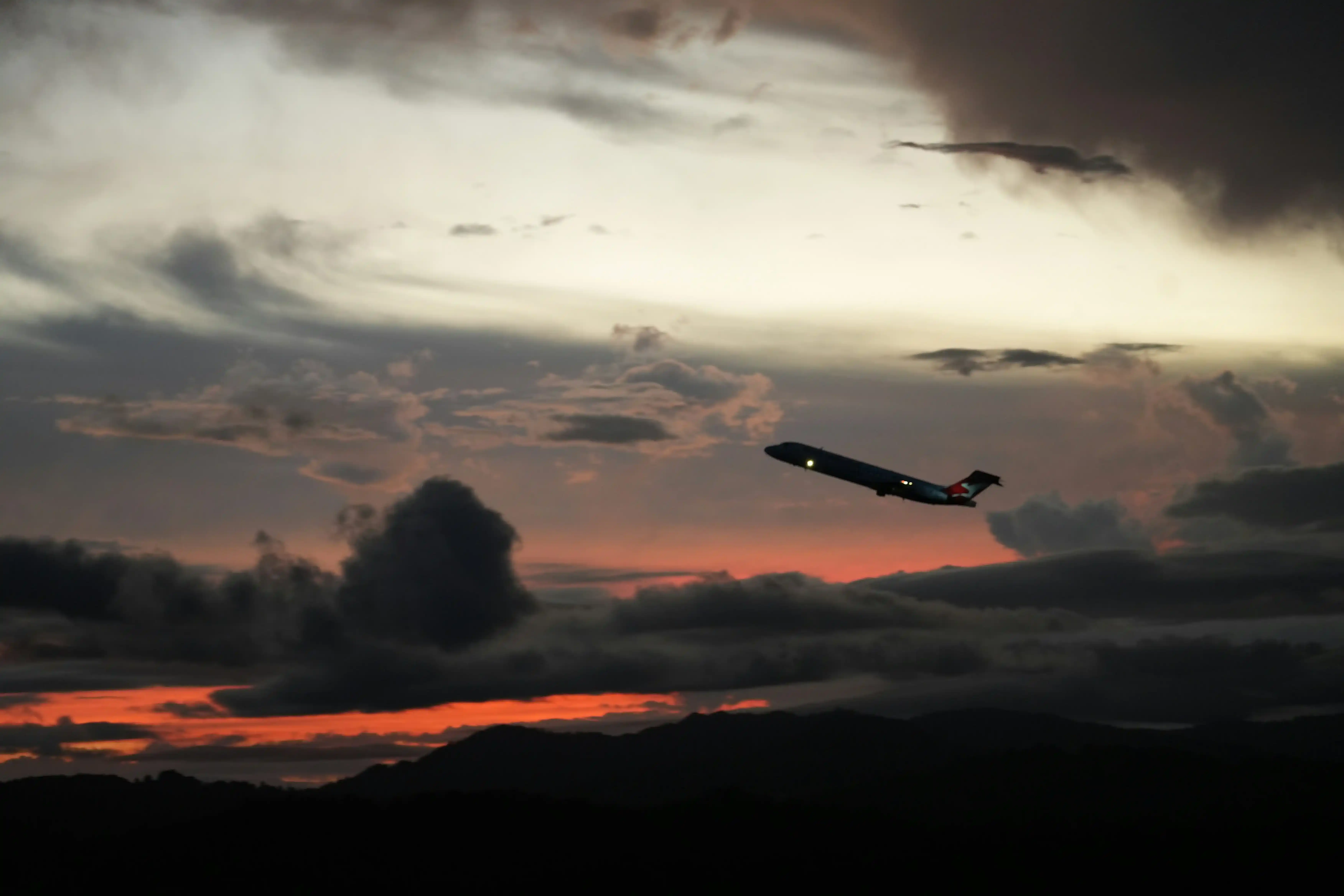 Avion au milieu des nuages avec coucher de soleil